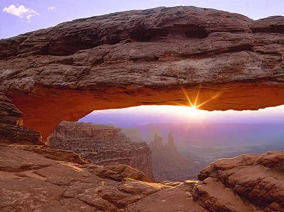 http://www.grandcanyonexcursions.com/images/Canyonlands%20Mesa%20Arch.jpg